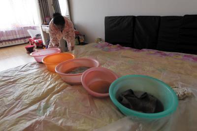 蕲春楼上漏水，住户失联，小区没物管，业主维权难！律师来支招……
